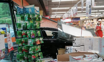 San Giovanni Bianco, auto sfonda le vetrate di un supermarket