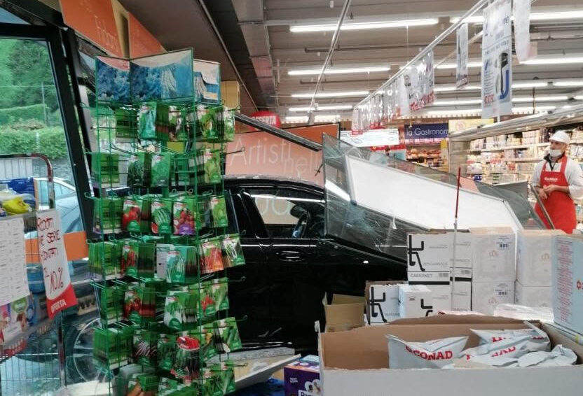 San Giovanni Bianco, auto sfonda le vetrate di un supermarket