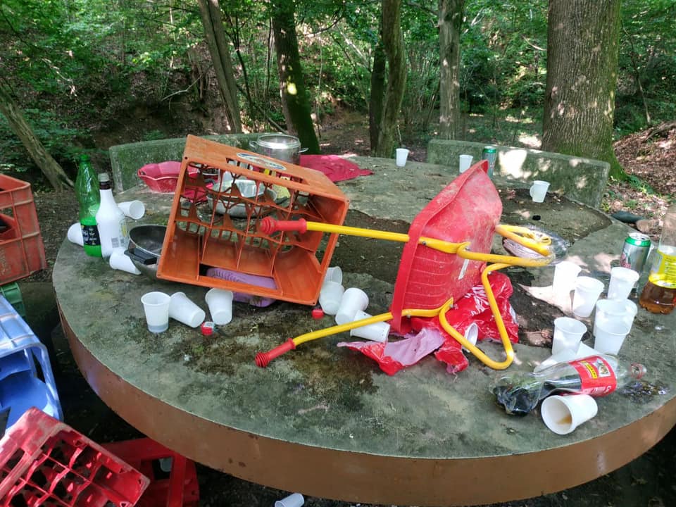 Vandalismo a Mapello, cocci di vetro negli stivaletti dei bimbi