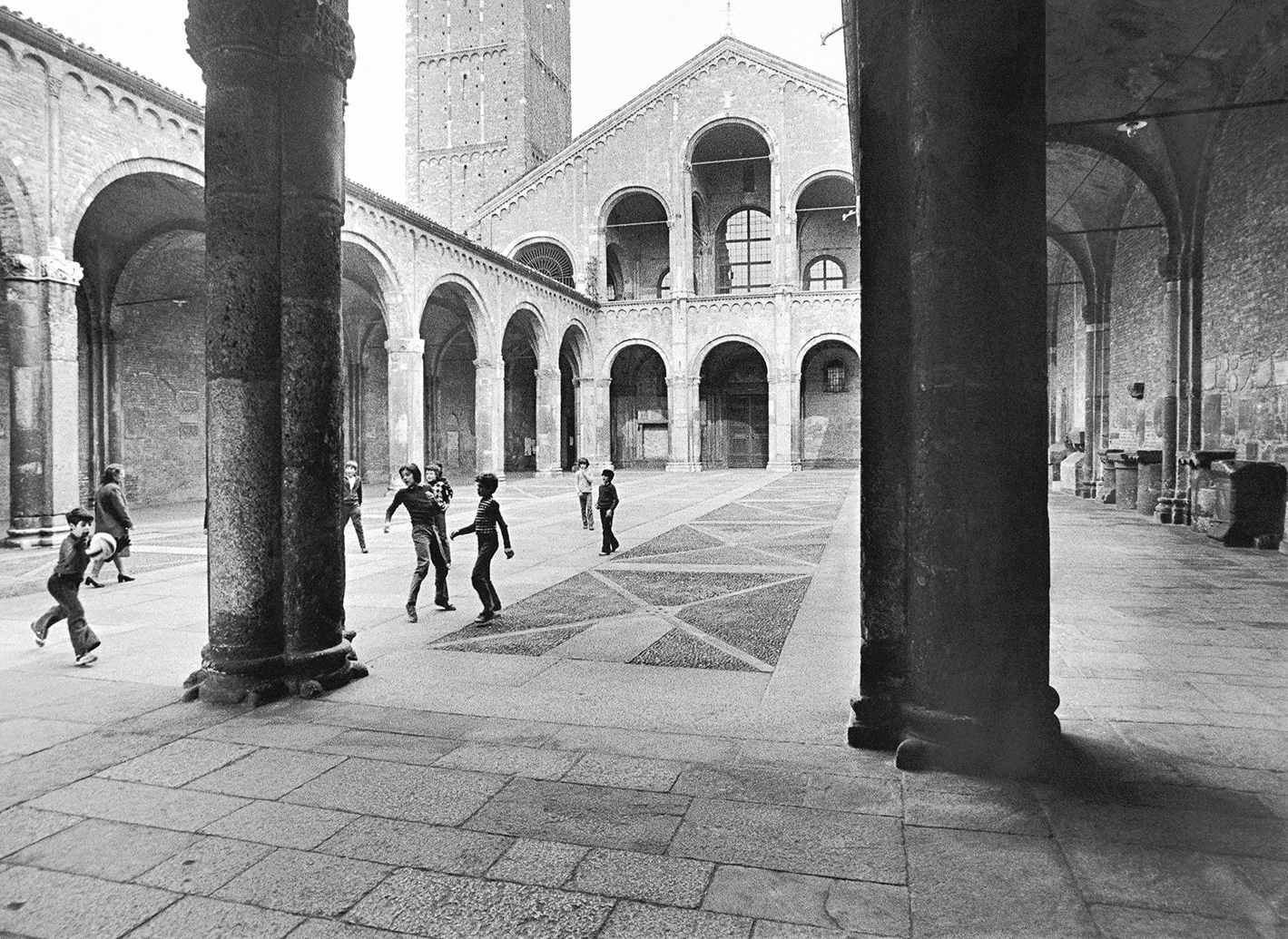 Gioco alla Basilica di Sant’Ambrogio, Milano, 1975