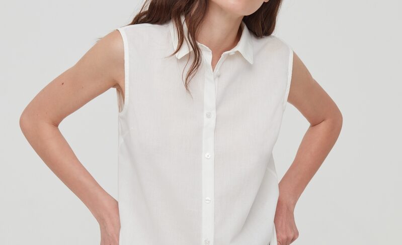 Va agli esami con una camicia smanicata: maestra le urla contro e la obbliga a cambiarsi