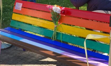 Panchina arcobaleno, il Comune risponde a Bianchi: «Demonizzare simbolo di pace è strumentale»
