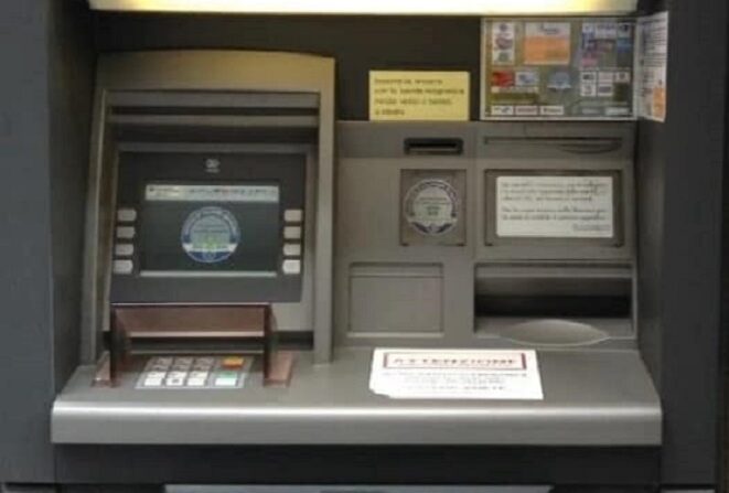 Intesa chiude i due bancomat a Bratto, il sindaco: «Inviamo migliaia di reclami»