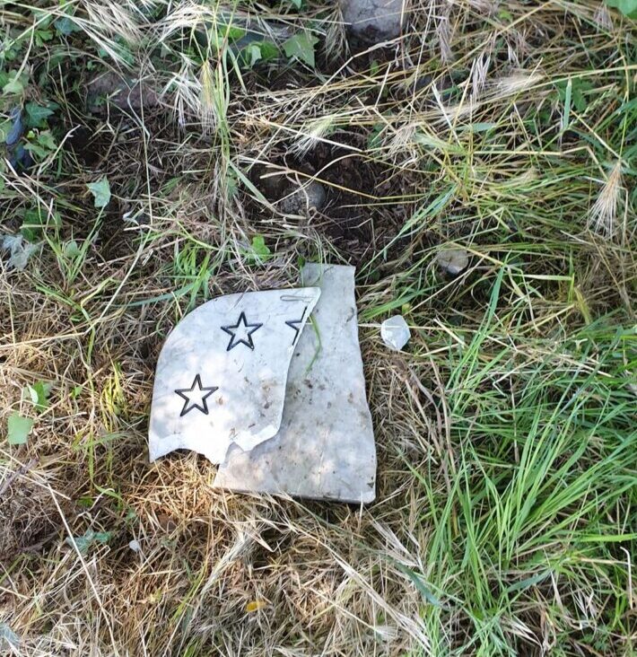 Spezzata la lapide dedicata a quattro giovani morti in un incidente. Appello social per trovare i responsabili