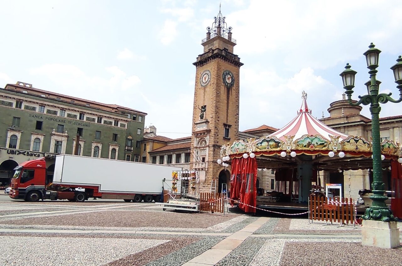 Riecco la giostra in piazza Vittorio Veneto (sì, è fuori stagione)