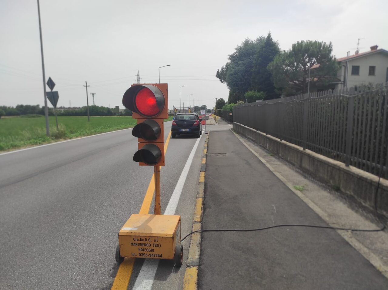 Tagliati i cavi elettrici dei semafori a Bonate Sotto, il sindaco: «Gesto di una gravità inaudita»
