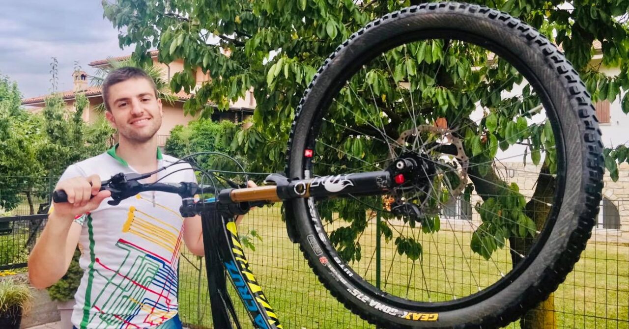 L’impresa di Andrea Signorelli: in bici a Roma raccogliendo fondi per gli Amici della pediatria