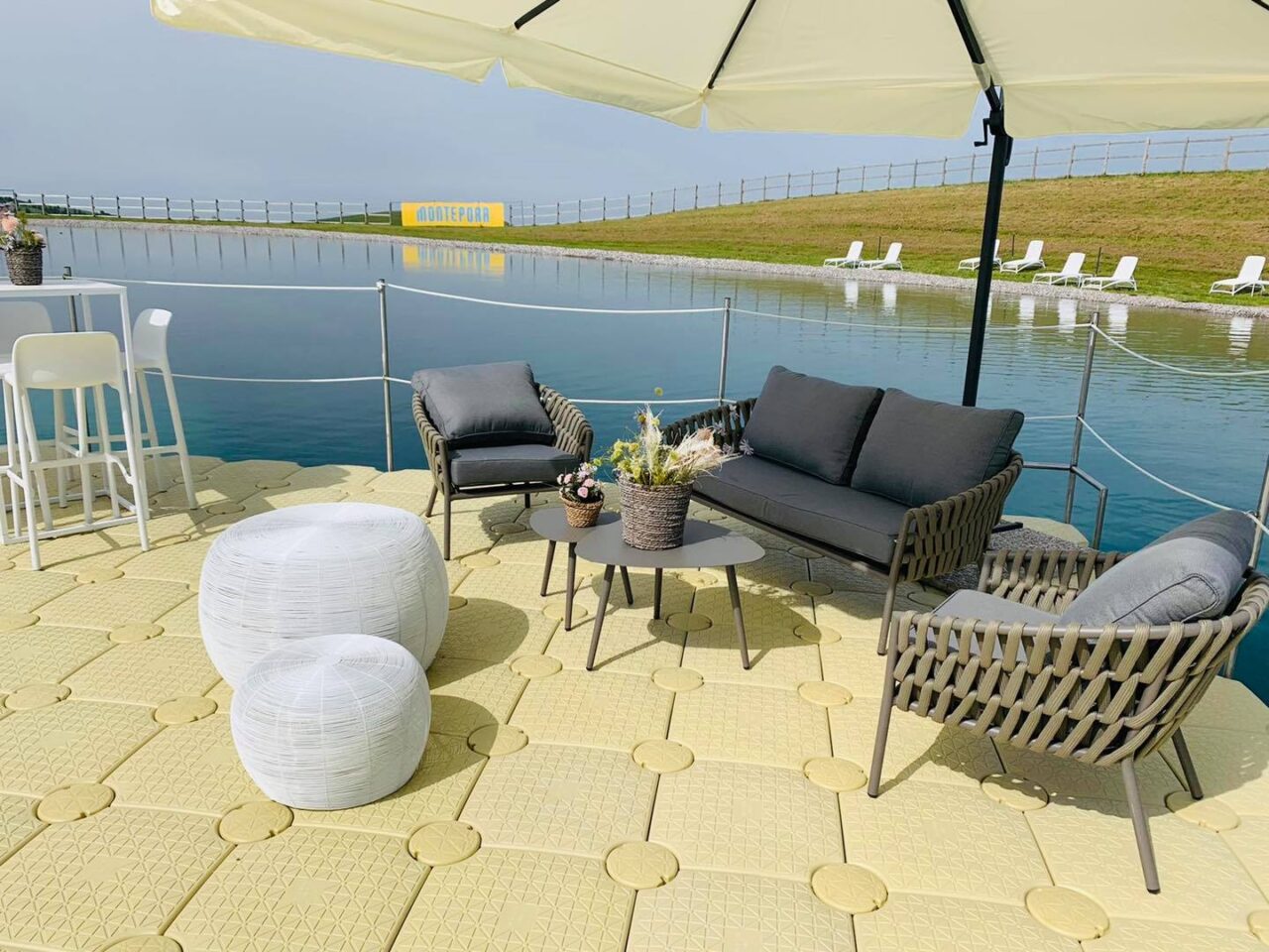 Apre la “spiaggia” sul Monte Pora: orari e info per visitare la terrazza galleggiante sul laghetto