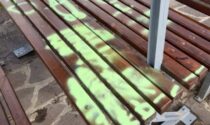 Panchine e tavolo imbrattati con vernice spray: multa di 150 euro a tre minorenni