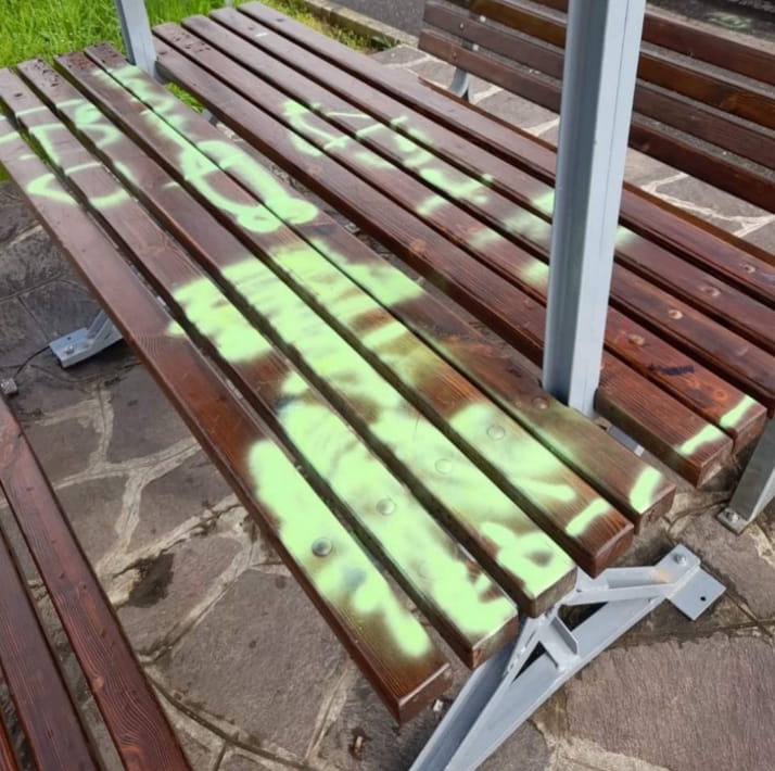 Panchine e tavolo imbrattati con vernice spray: multa di 150 euro a tre minorenni