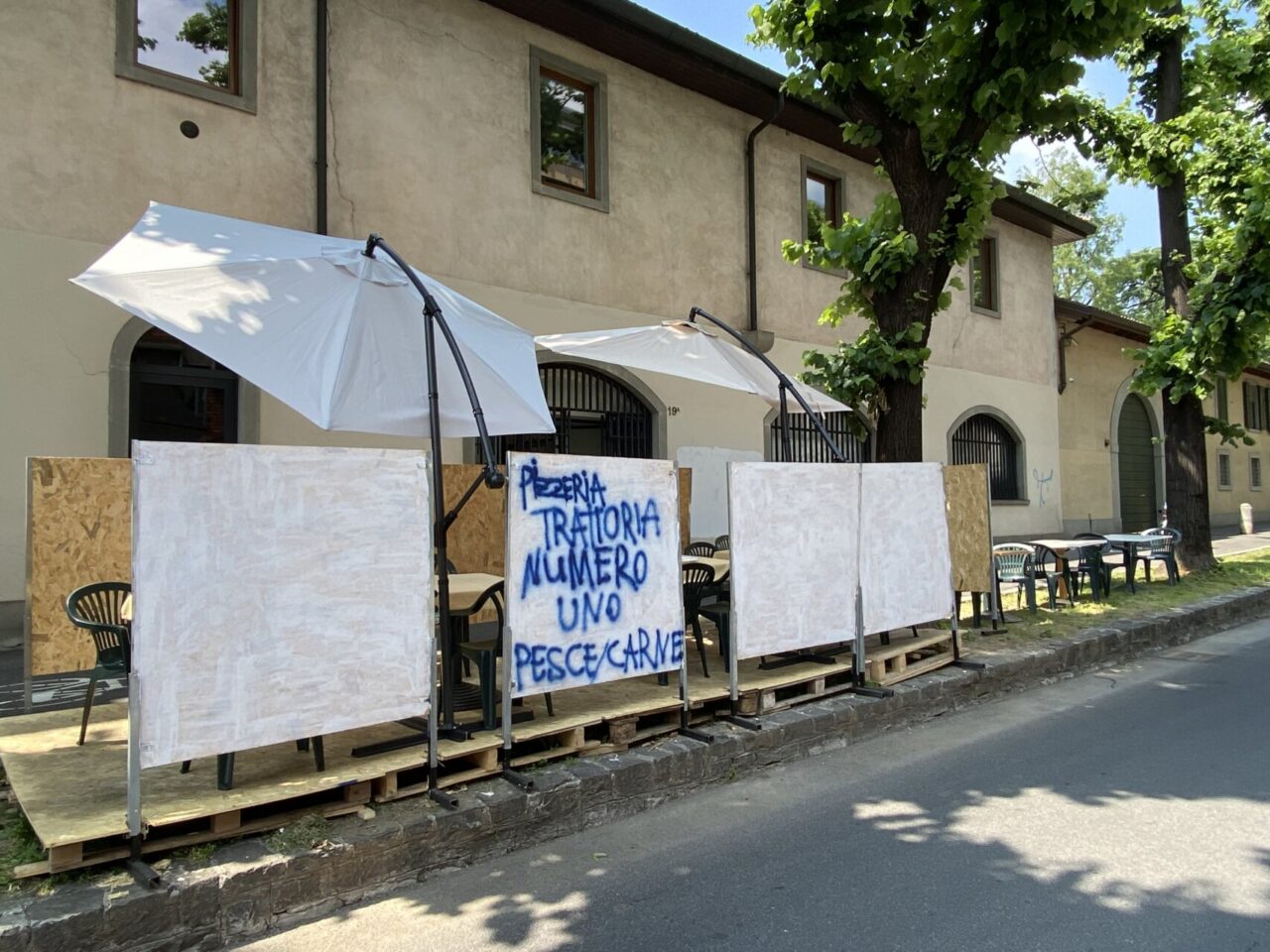 Il dehors della Trattoria Numero Uno, il più discusso (e amato) della città, è abusivo