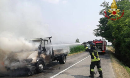 Furgone prende fuoco per strada a Martinengo, nessuna passeggero ferito