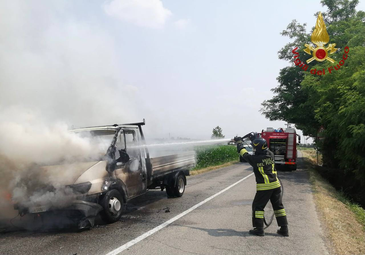 Furgone prende fuoco per strada a Martinengo, nessuna passeggero ferito