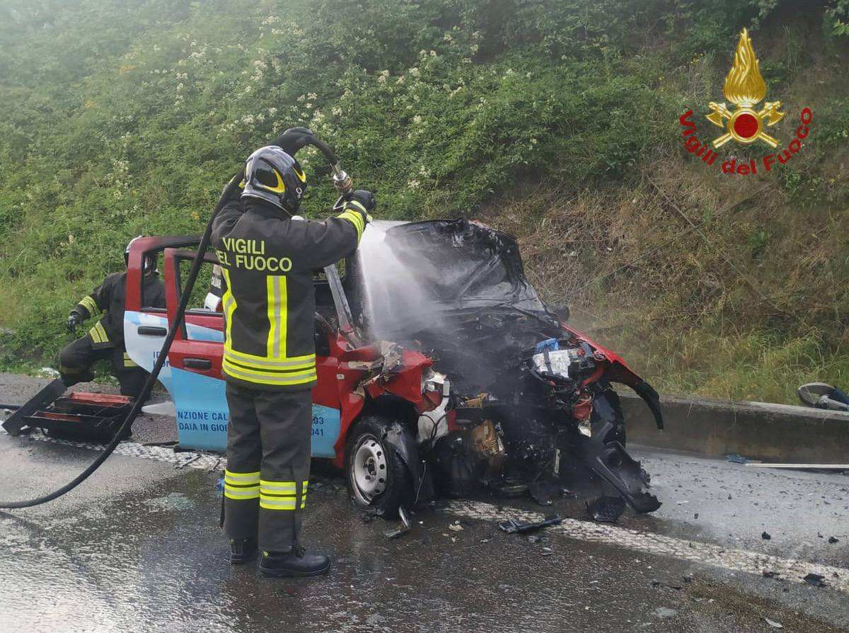 Frontale tra furgone e Panda (che va a fuoco) in superstrada: morto un uomo di 36 anni