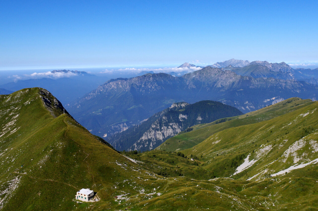 La possente e inimitabile bellezza del monte Menna, tra Val Brembana e Val Serina