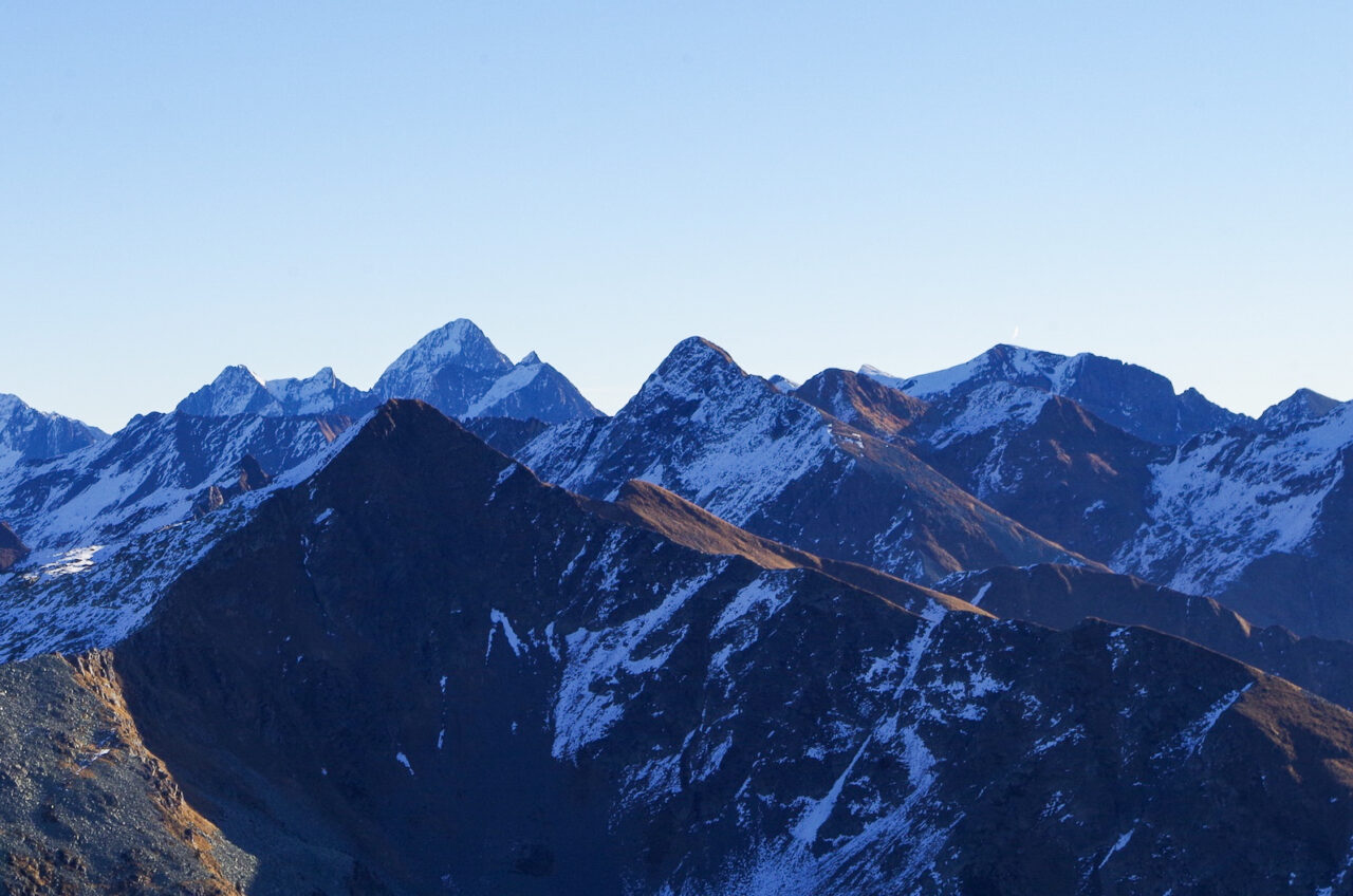 In cima al monte Cadelle, dove c’è una statua e un panorama che mozza il fiato
