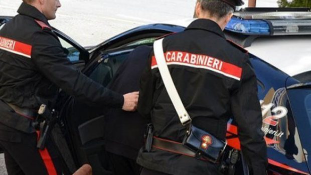Aggredisce donna e la palpeggia: arrestato a Romano un 42enne (forse è recidivo)