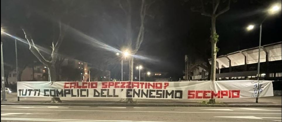 Orari, connessioni, spezzatino, tifosi negli stadi: il calcio, in questo momento, è un caos