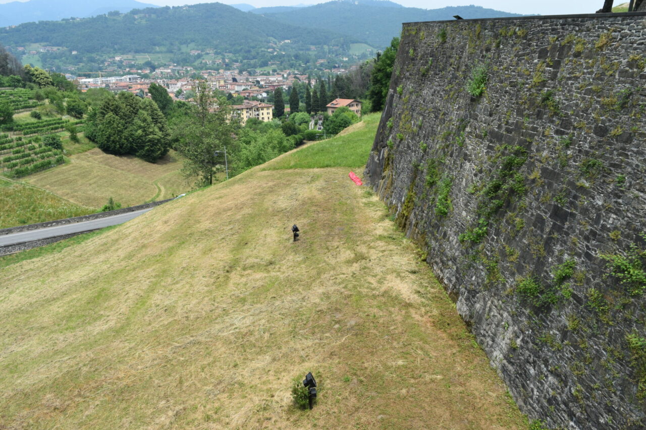 Il lavoro immane dei volontari per pulire da erbacce e rifiuti i sei chilometri di Mura