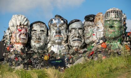 Mount Recyclemore, l'incredibile scultura degli artisti Joe Rush e Alex Wreckage