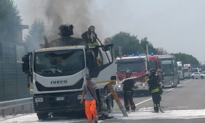 Mezzo in fiamme sulla provinciale della Val Seriana, paura ma per fortuna nessun ferito