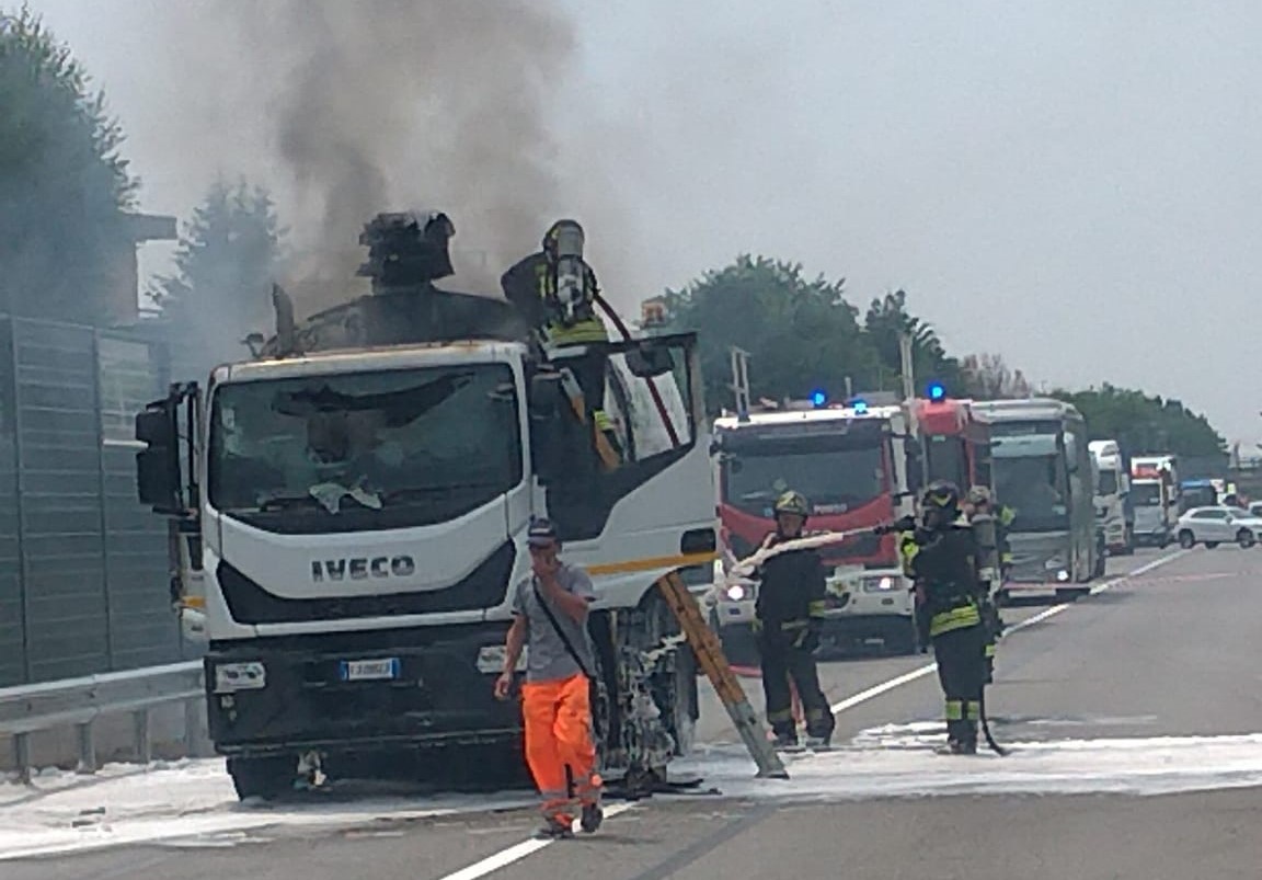 Mezzo in fiamme sulla provinciale della Val Seriana, paura ma per fortuna nessun ferito