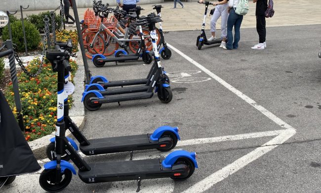 In monopattino o in bici sui marciapiedi: multe fino a 500 euro e sequestro del mezzo