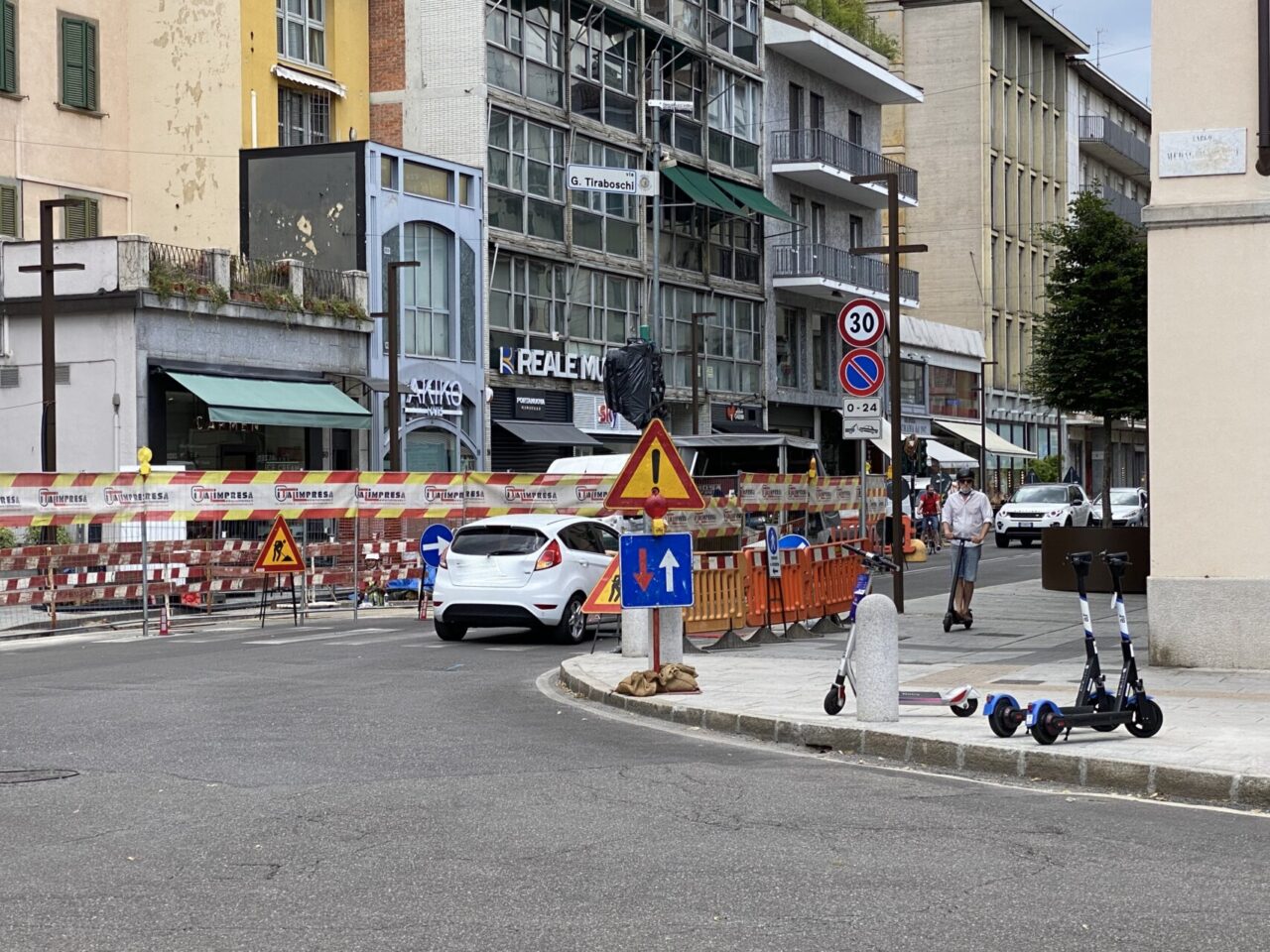 Via Tiraboschi ha riaperto al traffico, dopo che un tombino in mattinata ha ceduto