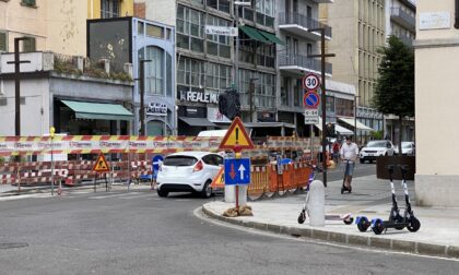 Via Tiraboschi ha riaperto al traffico, dopo che un tombino in mattinata ha ceduto