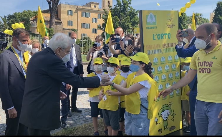 Studenti bergamaschi incontrano il presidente Mattarella e gli donano un sacchetto di grano