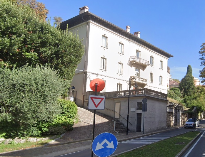 Uomo di 57 anni precipitato dalle mura, morto sul colpo