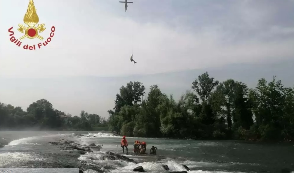 Vigili del fuoco salvano ragazzi intrappolati in mezzo al fiume Oglio