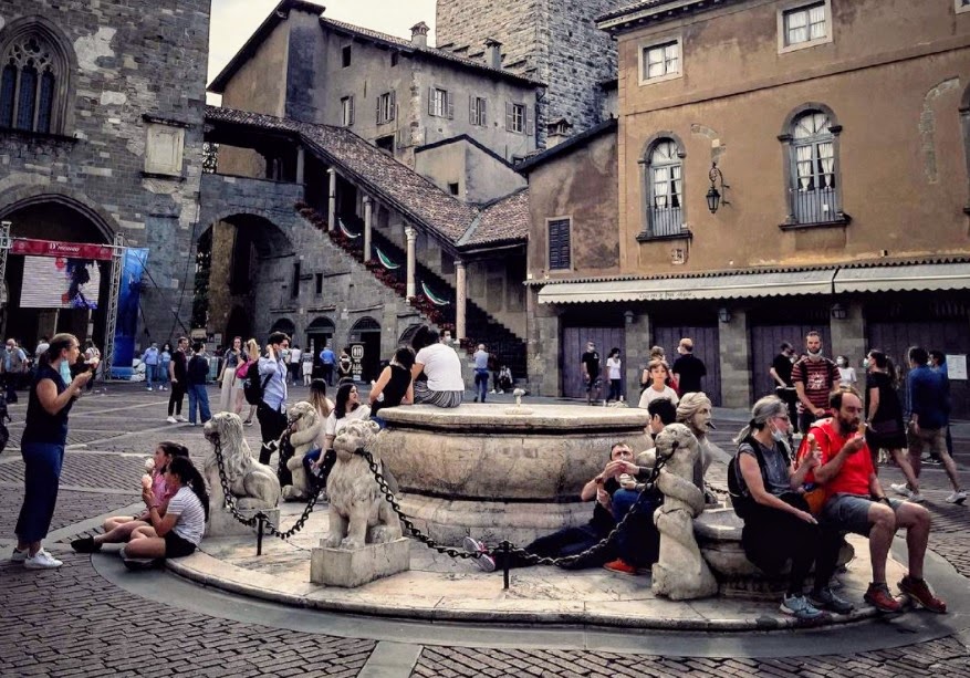 Un 2 giugno da tutto esaurito in Città Alta. E si rivedono i turisti stranieri (pochi)