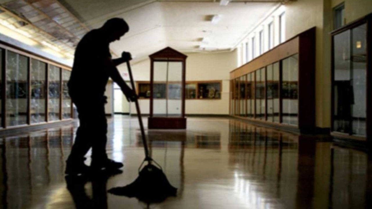 La Cassazione conferma: giusto il licenziamento del bidello bergamasco che non puliva