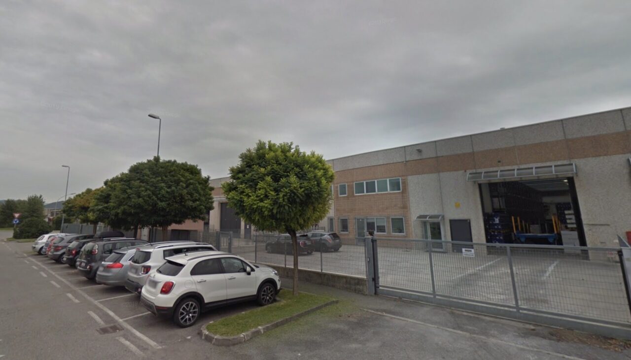 Tentano un furto e per rallentare le forze dell’ordine buttano in strada due piante