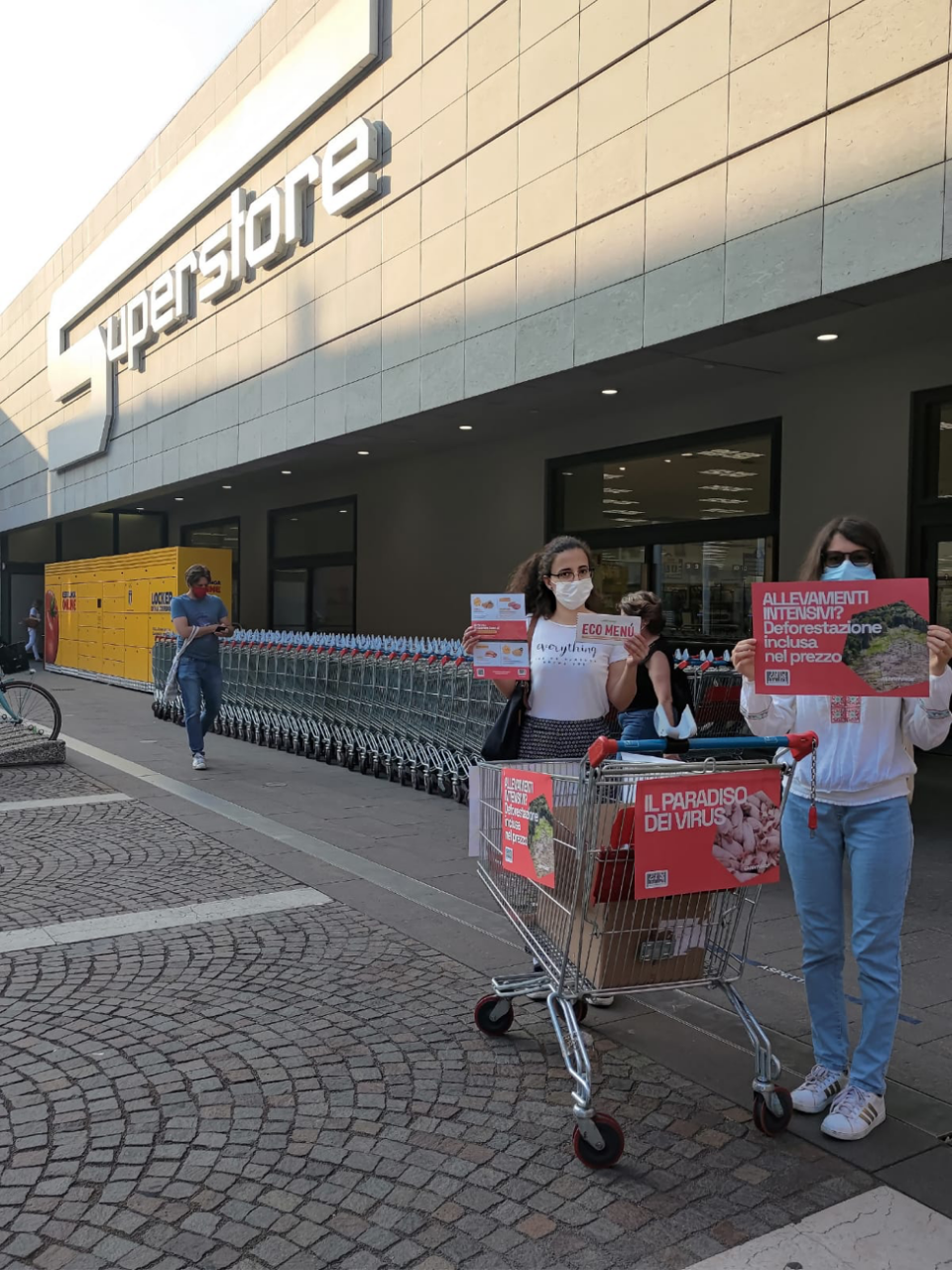 Sit-in di Greenpeace all’Esselunga di via Corridoni contro gli allevamenti intensivi