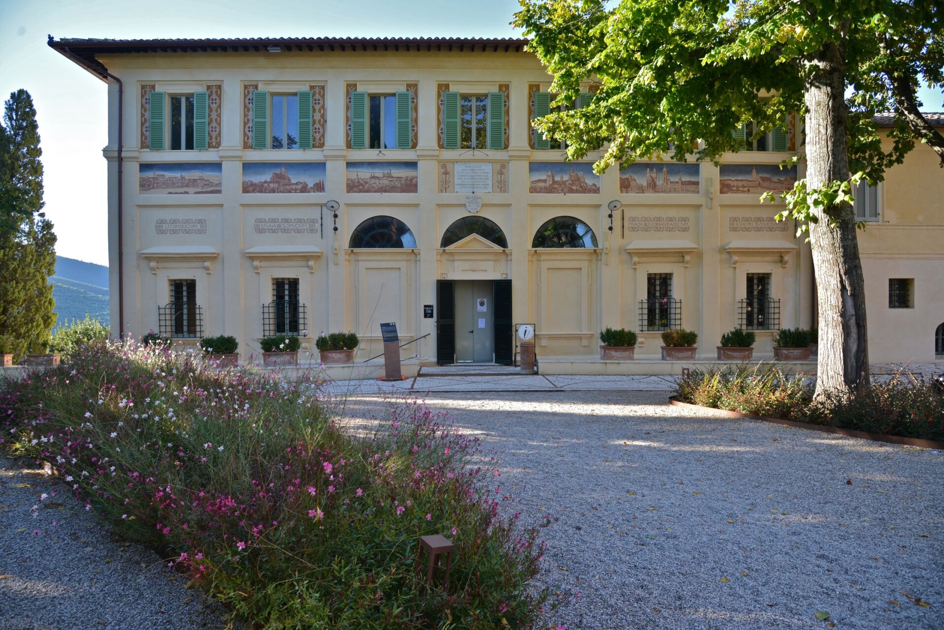 Villa Fabri, Trevi, facciata esterna