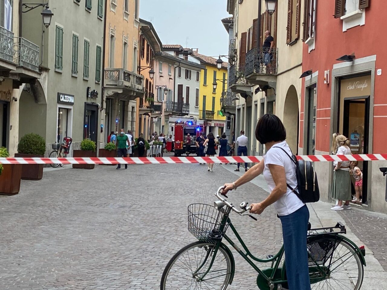 Camion trancia un tubo del gas in centro a Treviglio: i residenti lasciano le case