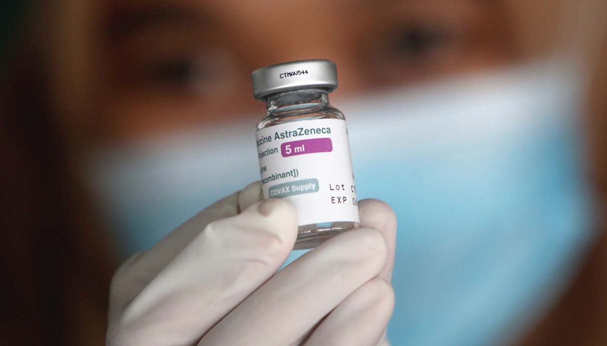 Il pasticcio sui richiami AstraZeneca negli under 60 e la rabbia dei medici