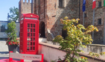 Una cabina telefonica rossa fuori dal castello di Pumenengo, per scambiarsi libri in libertà