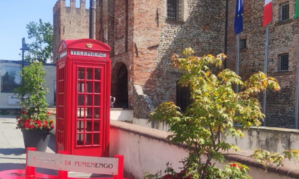 Una cabina telefonica rossa fuori dal castello di Pumenengo, per scambiarsi libri in libertà