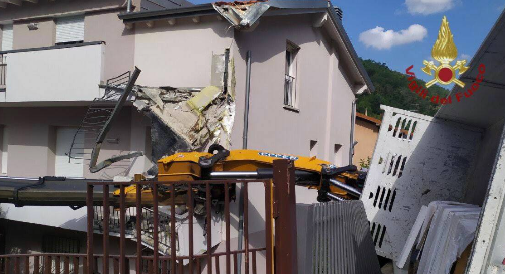 Alzano, si ribalta camion con gru e danneggia una casa