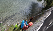 Lavora su un parapetto, scivola e batte la schiena nel fiume: ferito operaio di una ditta di Vertova