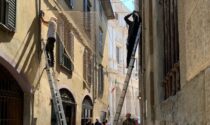 Lungo la Corsarola un tappeto sospeso di fiori, da piazza Mascheroni fino a Mercato delle scarpe