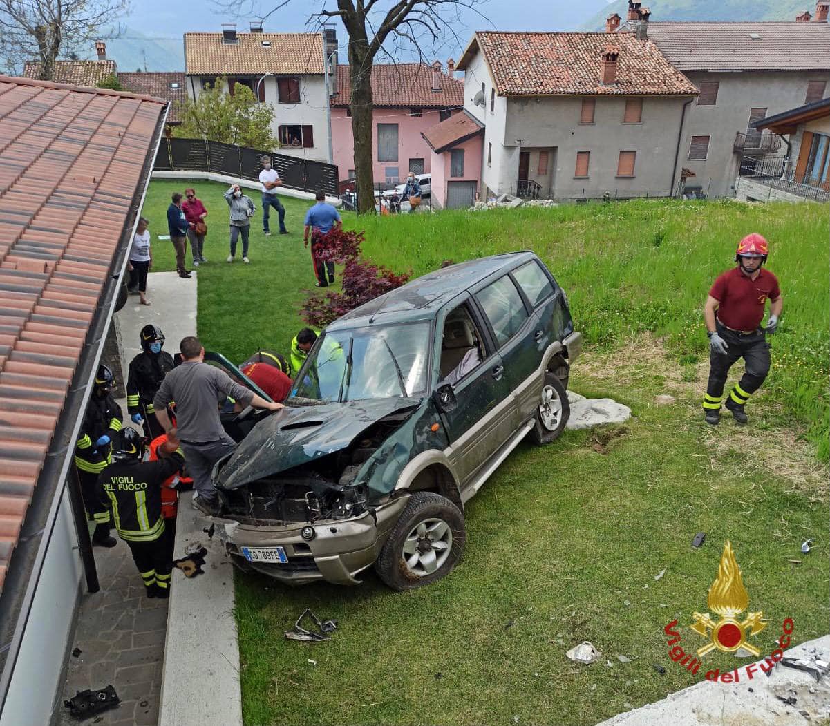 Bossico, anziano alla guida si schianta in un giardino: è grave