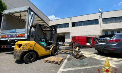 Dalmine, carico metallico cade dal muletto: ventottenne ferito al collo