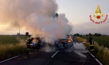 Auto in fiamme dopo l’incidente: gravi due feriti, c’è l’elisoccorso