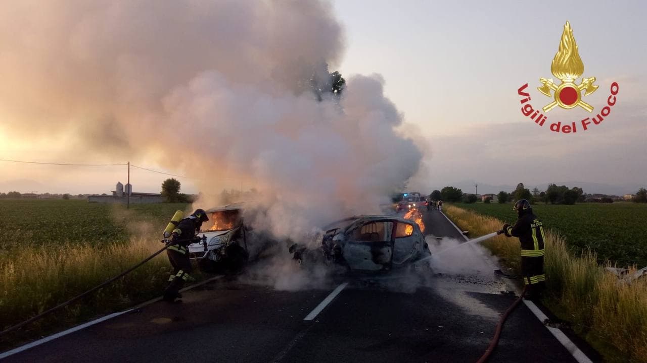 Auto in fiamme dopo l’incidente: gravi due feriti, c’è l’elisoccorso