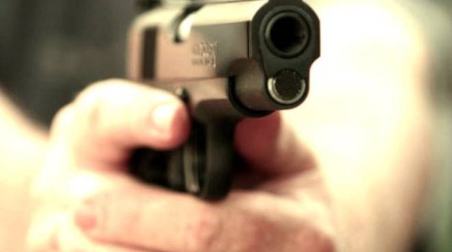 Minaccia un barista di Selvino con una pistola giocattolo: denunciato un 51enne milanese
