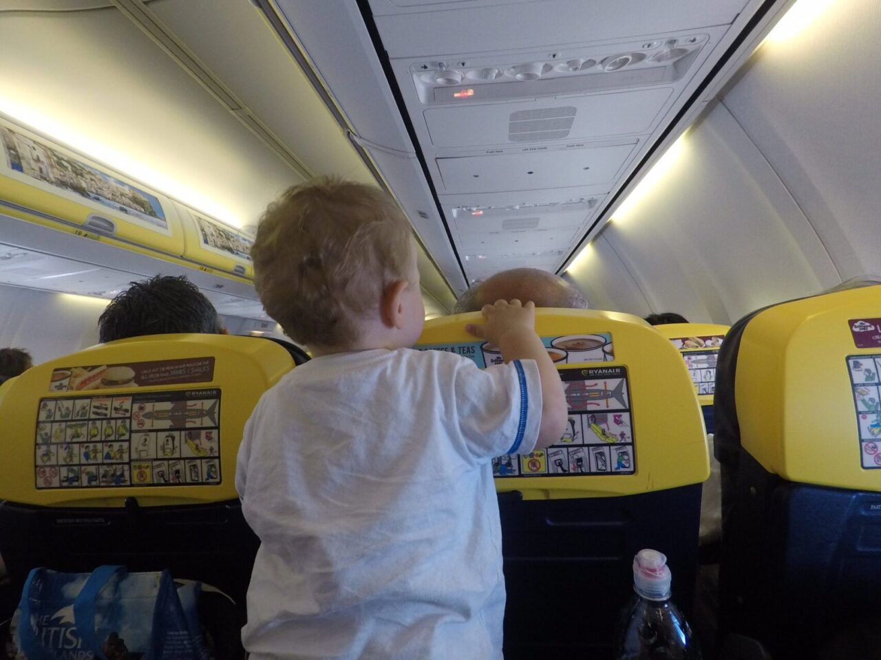 Posti vicini ai bambini solo a pagamento: l’Enac avvia una verifica sui voli low cost